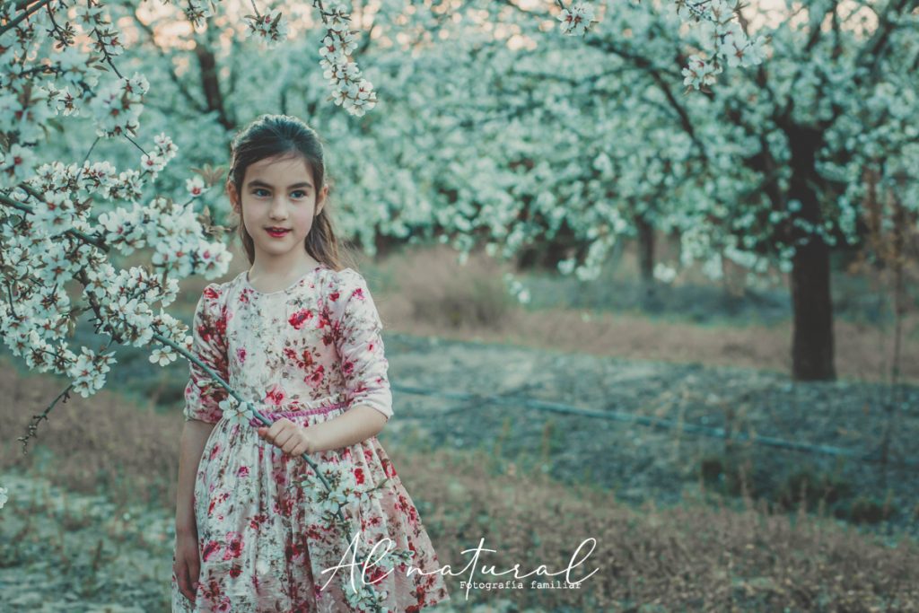 foto niña entre árboles