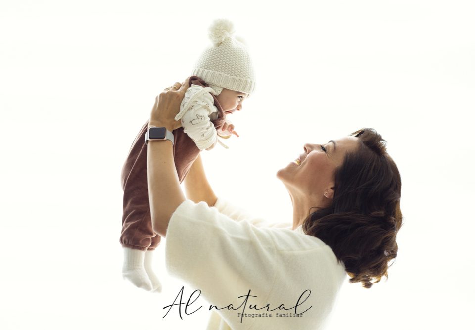 sesion-de-fotos-a-bebes-big-born-en-sevilla-con-al-natural-con-mama