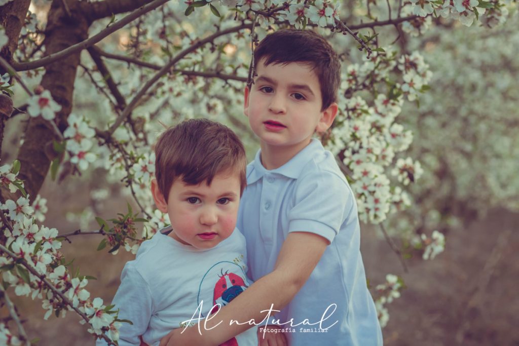 foto de hermanos en el exterior