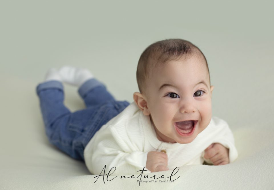 sesion-de-fotos-familiares-en-estudio-al-natural-en-sevilla