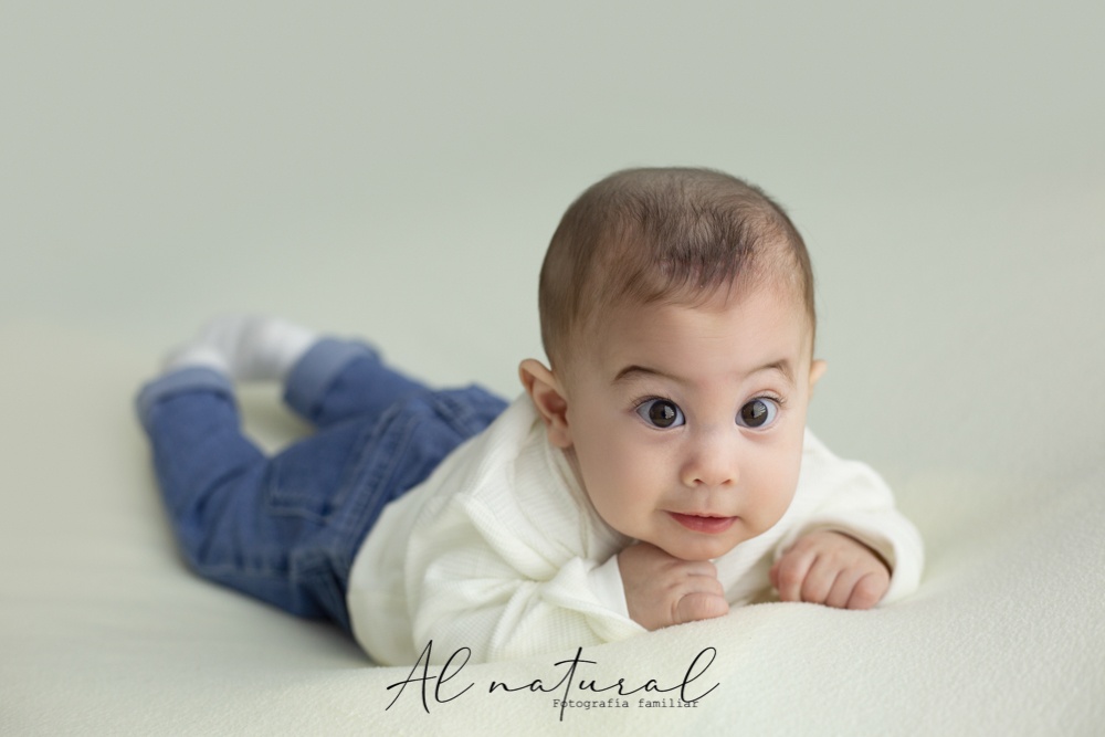 sesion-de-fotos-familiares-en-estudio-al-natural-en-sevilla-bebes-bonitos