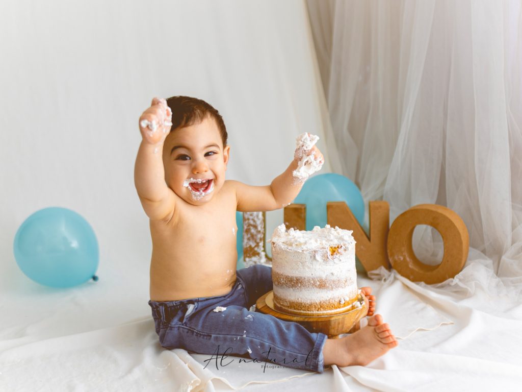 bebé con tarta de cumpleaños