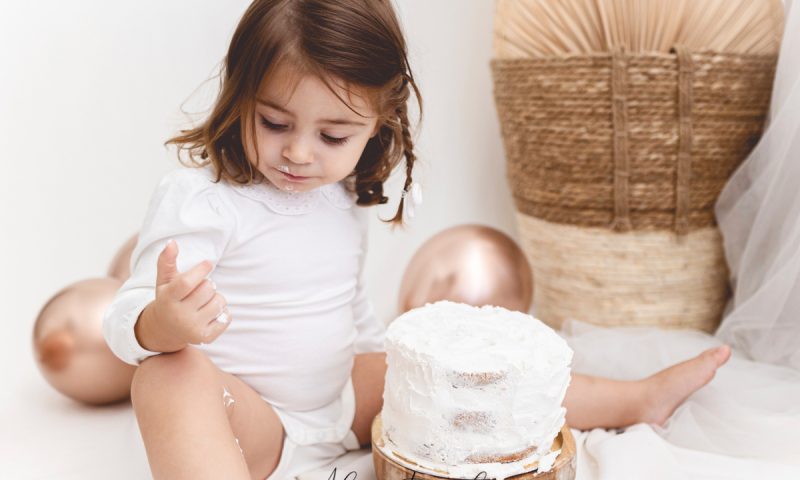 sesion-de-fotos-cake-smash-de-dos-anos-en-sevilla-minimalista