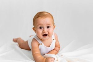 sesion-de-fotos-naturales-a-bebes-de-6-meses-en-sevilla